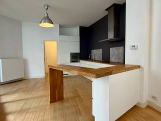 <p>Ideaal gelegen in de Vijfhoek van Brussel, op wandelafstand van het Sint-Katelijneplein en het Fontainaspark, bieden wij u deze prachtige duplex met 3 slaapkamers en twee aangename terrassen aan. De duplex bestaat uit een ruime en lichtrijke woonkamer met een volledig uitgeruste open keuken die uitgeeft op een eerste terras, één slaapkamer en een badkamer. Op de bovenverdieping vindt u een tweede leefruimte, twee mooie slaapkamers, waarvan één met een mezzanine, een tweede badkamer en een tweede terras. De kosten zijn individueel. Dit appartement zal u bekoren door zijn uitstekende ligging, zijn ruime volumes, de overvloedige lichtinval en de aangename buitenruimtes. Een bezoek is absoluut de moeite waard! Onmiddellijk beschikbaar.</p>