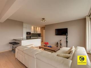 <p><span>Instapklaar 2 slaapkamer appartement met groot terras!</span></p><p><span>Doorheen de jaren werd dit pareltje grondig, kwalitatief en smaakvol gerenoveerd. Dit appartement met uitstekend EPC en conforme elektriciteit ligt op de 11</span><span><sup>de</sup></span><span> verdieping van een gebouw met lift, te midden van de gerenommeerde Fruithoflaan. De uitstekende Mobiscore van 9,3/10 heeft u te danken aan diverse winkels, scholen, parken, horeca en sportfaciliteiten op wandelafstand. Ook het openbaar vervoer en belangrijke invalswegen zijn steeds vlakbij. De schitterende uitzichten, de natuurlijke lichtinval en het uitgestrekt terras zijn uiteraard enorme troeven. Kortom, een mooie kans wie op zoek voor eigen bewoning, maar ook ideaal ter investering.</span></p><p><span> </span></p><p><span>Leefruimte & keuken:</span></p><p><span>Met dank aan de grote raampartijen (HR++ 2016) gaat de aandacht meteen uit naar de openheid, de alomtegenwoordige lichtinval en het panoramische uitzicht. De leefruimte met charmante open keuken leent zich tot elk interieur, kan leuk worden ingedeeld en biedt toegang tot het terras. De keuken werd mooi geïntegreerd, biedt veel werk- en opbergruimte, omvat een zitgedeelte alsook een prachtig werkblad met mooi dessin. Ze is uitgerust met een keramisch kookvuur, dampkap, oven, microgolf, koelkast, vriezer en lavabo met spoeldouche. Tijdens het koken blijf je in contact met het gezin, uw gezelschap,... ideaal dus om gezellige etentjes te organiseren.</span></p><p><span> </span></p><p><span>Nachthal, slaapkamers, badkamer & toilet:</span></p><p><span>Via de nachthal met handige nis bereikt u de ruime slaapkamers van ca. 12,5 en 13,5m². Net zoals in de leefruimte kunnen beeldschermen worden opgehangen zonder dat kabels zichtbaar zijn. De moderne badkamer is geheel betegeld en dus zéér onderhoudsvriendelijk. Hier vindt u een weelderige inloop-/regendouche, strak wasmeubel met bijhorende spiegelkast, handdoekradiator en meerdere hangkastjes. Het toilet met mechanische ventilatie is apart.</span></p><p><span> </span></p><p><span>Terras, kelder & garagebox:</span></p><p><span>Het grote terras strekt zich uit over de hele breedte van het appartement en heeft een oppervlakte van ca. 18m². Hier kan u de hele dag door genieten met een adembenemend en groen uitzicht op de achtergrond. De perfecte plek om na een drukke dag geheel tot rust te komen, al dan niet vergezeld van een sprankelend aperitief of een overheerlijke maaltijd. Een privatieve kelder is inbegrepen. De ondergrondse garagebox met elektrische poort (Feryn), licht, elektriciteit en water vormt een ware luxe en kan aangekocht worden aan € 30.000.</span></p><p><span> </span></p><p><span>Extra troeven:</span></p><p><span>- Toplocatie</span></p><p><span>- EPC B</span></p><p><span>- HR++ ramen 2016</span></p><p><span>- Dakisolatie 10 cm PUR</span></p><p><span>- Elektriciteit conform</span></p><p><span>- Uitgestrekt terras "with a view"</span></p><p><span>- Kelder </span></p><p><span>- Garagebox met elektrische poort</span></p><p><span>- Fiberklaar</span></p><p><span> </span></p>