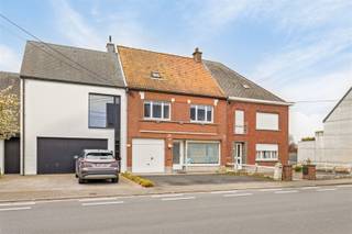 <p><span>TOPPER! </span></p><p><span> </span></p><p><span>Goed gelegen ruime woning in centrum van Oudenaarde, nabij scholen, winkels, station.</span></p><p><span>De woning bestaat uit: op het gelijkvloers een inkomhal, grote leefruimte met open keuken met kookeiland, wasplaats, berging en apart toilet.</span></p><p><span>Op de eerste verdieping zijn er drie slaapkamers en een badkamer met dubbele lavabo, ligbad en toilet.</span></p><p><span>Ruime zolder met vaste trap.</span></p><p><span>Twee kelders.</span></p><p><span>Mooie zonnige tuin met terras.</span></p><p><span>Zeker uw bezoekje waard!!</span></p><p><span> </span></p><p><span>Contacteer Anouk Libert van Pattymo anouk@pattymo.be 0476/63.56.28</span></p>
