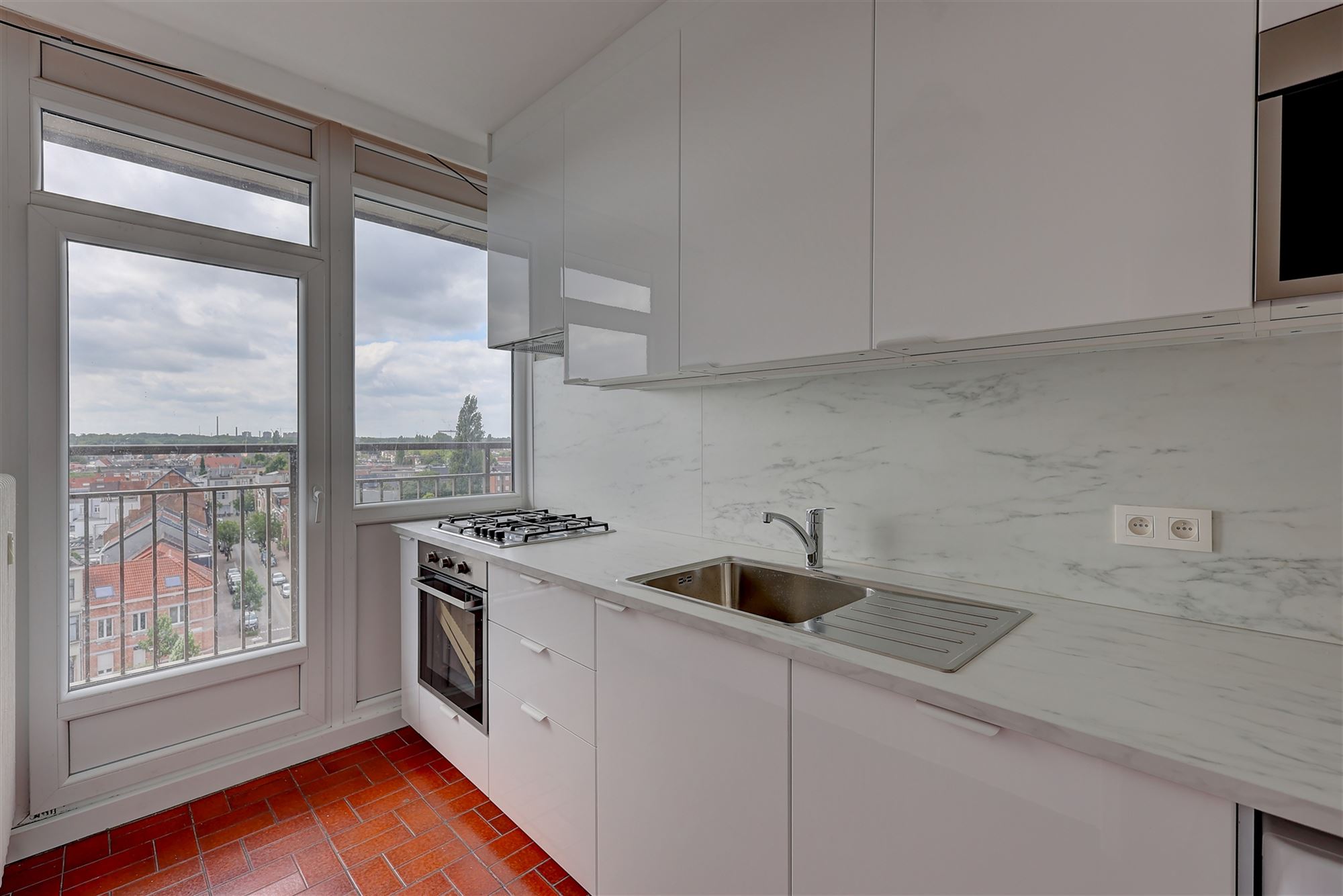 Gerenoveerd appartement met drie slaapkamers en terras in Wilrijk - foto 5
