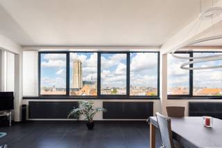 Welcome to this penthouse on the fifth floor in downtown Mechelen, located on the Dijle with the Vismarkt as a neighbor. AAA location with a view.You can enjoy a beautiful roof terrace (71m²) with stunning views over the historic city center. There is a spacious living room with high ceilings followed by a semi-open kitchen, entrance hall with 4-door vestibule and guest toilet. At the rear there are 2 bedrooms with fitted wardrobes and private bathrooms.Furthermore, the apartment has a laundry room and basement storage.Possibility of renting an underground parking space.