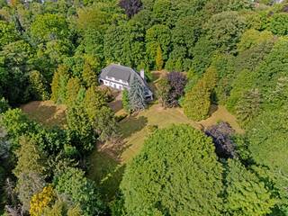 Renovatieproject: Statige villa op uitzonderlijk domein van 4,2 hectare in Hove – met tweede woning, zwembad, tennisterrein en parkgebiedIn het hart...