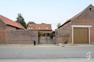 Landelijk wonen met ruimte voor wonen én werken<br /><br />Op zoek naar een eigendom waar landelijk wonen en zelfstandig werken perfect gecombineerd kunnen worden? Deze ruime woning in Geraardsbergen biedt, mits enkele opknapwerken, alle mogelijkheden om er een echte parel van te maken.<br /><br />Op het gelijkvloers beschikt de woning over verschillende ruime leefvertrekken, een keuken en tal van praktische ruimtes. De grote garage, werkruimte en bijgebouwen maken deze eigendom bijzonder interessant voor een zelfstandige, hobbyist of wie nood heeft aan veel opslagruimte.<br /><br />Momenteel zijn er 2 slaapkamers, met bovendien interessante mogelijkheden om het aantal slaapkamers verder uit te breiden. Zo kan de woning perfect meegroeien met uw gezin of toekomstplannen.<br /><br />De grote troeven? De landelijke ligging, de ruimte, de bijgebouwen en de uitzonderlijke garagecapaciteit. Een eigendom met karakter en vooral heel veel potentieel.<br /><br />Vraagprijs: € 515.000<br /><br />Interesse? Contacteer Kat – 0473/42.76.99 – katrien@cornelis-goeman.be.