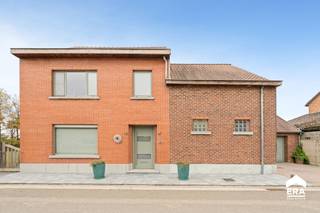 Langs de Heirbaan in Drieslinter vinden we deze charmante, zorgvuldig gerenoveerde woning met bijgebouwen terug.Indeling:Op het gelijkvloers bevindt...