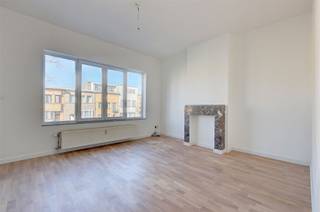 <p><span>Dit </span><span>instapklare appartement </span><span>staat te koop in de </span><span>Dennenlaan </span><span>in Wilrijk. Op wandelafstand vinden we het </span><span>centrum van Wilrijk</span><span>, </span><span>Park Den Brandt</span><span>, het Middelheim, verschillende winkels en scholen alsook het openbaar vervoer.</span></p><p><span> </span></p><p><span>Het appartement is gelegen op de eerste verdieping van een </span><span>kleinschalig gebouw</span><span> met slechts 4 appartementen. Het gelijkvloerse appartement heeft een oppervlakte van zo'n 65m² met een </span><span>zonnige terras </span><span>(4m²). Bovendien onderging het volledige gebouw in 2024 een opfrissing. </span></p><p><span> </span></p><p><span>Indeling </span></p><p><span>- gelegen op de eerste verdieping (geen lift)</span></p><p><span>- inkomhal</span></p><p><span>- apart toilet</span></p><p><span>- woonkamer en eetkamer</span></p><p><span>- open geïnstalleerde keuken</span></p><p><span>- slaapkamer 1 (13m²)</span></p><p><span>- slaapkamer 2 (11m²) met aansluitend de badkamer met douche en lavabo</span></p><p><span>- terras (4m²)</span></p><p><span>- privatieve kelder</span></p><p><span> </span></p><p><span>Algemeen gebouw</span></p><p><span>- aparte nutsvoorzieningen</span></p><p><span>- vernieuwd dak met isolatie</span></p><p><span> </span></p><p><span>Troeven</span></p><p><span>- top ligging in Wilrijk</span></p><p><span>- veel lichtinval</span></p><p><span>- conforme elektriciteit</span></p><p><span>- nieuwe CV-ketel</span></p><p><span> </span></p><p><span>Ben jij geïnteresseerd in dit appartement te koop in Wilrijk, ben je op zoek naar ander vastgoed of wens je de waarde van jouw eigendom te kennen? Dan ben je bij BOLT immo aan het juiste adres! Wij helpen jou graag verder.</span><span> </span></p>