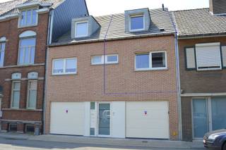 Op zoek naar een instapklaar appartement met ruimte en alle comfort? Dit verzorgde duplexappartement maakt deel uit van een kleinschalige residentie met slechts 3 appartementen en geniet van een uitstekende ligging in het centrum van Gullegem.<br /><br />Indeling als volgt:<br />Op de eerste verdieping kom je terecht in een aangename en lichtrijke leefruimte met een open keuken, een apart toilet en als absolute troef een ruim zonneterras. De ideale plek om te genieten van een aperitief, een gezellige maaltijd of gewoon heerlijk te ontspannen.<br /><br />De tweede verdieping biedt 2 volwaardige slaapkamers en een verzorgde badkamer, uitgerust met een praktische douche.<br /><br />Instapklaar!<br /><br />Onze ref. DEV5177<br />Stedenbouwkundige info in aanvraag