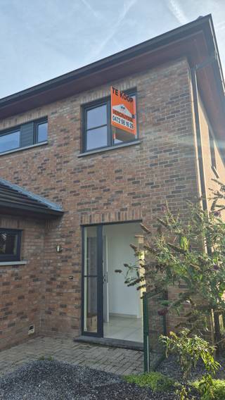 Charmante woning, dichtbij het centrum van Evergem, in een residentiële verkaveling. Deze ruime woning biedt alle comfort en gemakken die je maar kunt wensen. <br /><br />Fantastische indeling : een ruime woonkamer met veel lichtinval, een uitgeruste keuken, inkomhal & toilet. Boven zijn er 3 grote slaapkamers, een ruime badkamer, toilet. <br /><br />Buiten vind je een mooie tuin en een groot terras waar je kunt ontspannen en genieten van de zon. <br /><br />Topligging, dichtbij winkels, restaurants, bib, openbaar vervoer, scholen, sportcentra.... dit pand is gelegen in de Patrijzenstraat, de perfecte plek voor iedereen die op zoek is naar comfort, gemak en een rustige omgeving dichtbij het centrum. <br /><br />Quasi instapklaar, mits schilderwerken en kleine aanpassingen in de keuken en de badkamer. Zo geef je een eigen accent aan uw nieuwe aangekochte woning. <br /><br />Meer info of een plaatsbezoek gewenst bel Annemie 0477/34.54.38