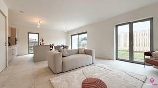 <p><u>Appartement A1 0.1</u> bevindt zich links op het gelijkvloers van de linkerblok.</p>
<p>Het appartement heeft een bewoonbare oppervlakte van 129 m² groot en heeft 3 slaapkamers en 2 badkamers!</p>
<p></p>
<p>Het appartement heeft een ruim terras en een privétuintje met een poortje met onmiddellijk toegang naar de fietsenstalling en autostandplaatsen.</p>
<p>Vooraan in de inkomhal bevindt zich een gastentoilet. Via de nachthal bereikt men de 3 slaapkamers waarvan 1 met eigen badkamer.</p>
<p>Een 2<sup>de</sup> badkamer wordt voorzien met een douche. Een aparte berging is aanwezig.</p>
<p></p>
<p>De leefruimte is ruim en heeft directe toegang naar het terras via een schuifraam.</p>
<p>Het terras is zuidoostelijk georiënteerd.</p>
<p>De afwerking is hoogwaardig en elke koper kan zijn eigen keuze van afwerking kiezen!<br /><br /></p>
<p>De mogelijkheid om aan te kopen aan 6% BTW i.p.v. 21% maken dit zeer interessante appartementen!</p>
<p>Project Oriole is een kleinschalig en energiezuinig project waar men nu nog uitzonderlijk kan genieten van slechts 6% BTW i.p.v. 21% BTW!</p>
<p>Het Project bestaat uit 2 blokken met in totaliteit 10 appartementen.</p>
<p>Deze unieke woonappartementen hebben een praktische indeling en worden volledig afgewerkt.</p>
<p>Aan de achterzijde van het gebouw bevinden zich de bovengrondse autostandplaatsen.</p>
<p>Op het gelijkvloers hebben de appartementen eigen tuintjes; op de bovenste verdiepingen prachtige terrassen.</p>
<p>In de tuin wordt een gemeenschappelijke fietsenstalling voorzien en het perceel is reeds omheind.</p>
<p>Deze duurzame appartementen dragen het label “BEN”- appartementen, wat staat voor bijna energie-neutraal; er wordt reeds gewerkt met warmtepompen!<br /><br /></p>
<p>Deze Residentie “Oriole” bevindt letterlijk op 3 min wandelen van de winkel-wandelstraat.</p>
<p>Brood en fruit, eten bestellen en afhalen; supermarkten, de Hema, de Action… alles is vlakbij.</p>
<p>Ook het openbaar vervoer is vlakbij.</p>
<p>Anderzijds grenst Residentie Oriole aan de achterzijde tot tegen een prachtig natuurgebied waar men enerzijds uren kan wandelen of met de fiets het fietsroutenetwerk op richting kanaal = zalig!<br /><br /></p>
<p><span><u>Pluspunten</u></span></p>
<p><span>- quasi energie-neutraal!</span></p>
<p><span>- verwarming met warmtepomp</span></p>
<p><span>- eigen zonnepanelen</span></p>
<p><span>- vloerverwarming</span></p>
<p><span>- ventilatiesysteem D</span></p>
<p><span>- aluminium ramen</span></p>
<p><span>- hoogwaardige afwerking</span></p>
<p><span>- ruime terrassen</span></p>
<p><span>- 1, 2 of 3 slaapkamer-appartementen!!</span></p>
<p><span>- fietsenstalling</span></p>
<p><span>- bovengrondse autostandplaatsen</span></p>
<p><span>- vlakbij de winkel-wandelstraat</span></p>
<p><span>- en vlakbij natuurgebied en fietsenroutenetwerk!</span></p>
<p><span>- NU nog = 6% BTW i.p.v. 21% BTW!<br /><br /></span></p>
<p><span>Voor een afspraak of meer info, bel ons op 078/78.78.70, of kom gewoon binnen op ons kantoor. Steeds welkom!</span></p>