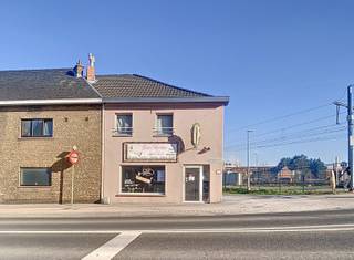 <p><span><strong>Centraal gelegen, polyvalente woning met vele mogelijkheden!</strong></span></p>
<p>Deze woning biedt tal van mogelijkheden voor verschillende doeleinden. Momenteel wordt het gelijkvloers succesvol uitgebaat als een populaire broodjeszaak, maar de ruimte biedt enorm veel potentieel. Het gelijkvloers kan eenvoudig omgebouwd worden tot <strong>een ruime, lichtrijke woonkamer met open keuken</strong>, <strong>een afgesloten berging </strong>en <strong>een apart toilet</strong>, zodat het volledig kan voldoen aan uw woonwensen.</p>
<p>Achteraan de woning bevindt zich <strong>extra praktische bergruimte</strong> en <strong>twee garageboxen</strong>, die ideaal zijn voor opslag of voor het parkeren van voertuigen. De bovenverdieping is op dit moment ingericht als een compacte flat, maar ook hier zijn de mogelijkheden eindeloos. U kunt de ruimte omtoveren tot <strong>meerdere slaapkamers</strong>, <strong>extra bergruimte</strong>, of zelfs een gezellige hobby- of leefruimte.</p>
<p>Deze woning is dus ideaal voor wie op zoek is naar <strong>een multifunctioneel pand met zowel commerciële als woonmogelijkheden</strong>. De <strong>centrale</strong> <strong>ligging</strong> biedt bovendien uitstekende bereikbaarheid en veel potentieel. Grijp deze unieke kans en maak van deze woning uw droomhuis of een veelzijdige bedrijfswoning!</p>
<p>Neem contact op met uw vastgoedkantoor Kurtimmo voor meer info en/of een bezoek via 0476/076 993 OF info@kurtimmo.be!</p>