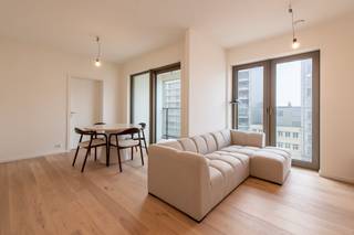 Dit fantastisch nieuwbouw appartement te huur is gelegen vlak aan zee langs de Troonstraat te Mariakerke/Oostende. Het appartement maakt deel uit van het project O'Sea en bevindt zich op de 4de verdieping. <br />U bevindt zich op enkele wandelpassen van zee, strand, supermarkt en openbaar vervoer.<br /><br />Indeling: <br />- inkomhal <br />- leefruimte<br />- open keuken uitgerust met een inductie fornuis, dubbele spoeltafel, vaatwas, frigo met vriesvakje en oven<br />- aangenaam terrasje (3m²)<br />- slaapkamer met toegang tot de badkamer uitgerust met badkamermeubel met douche <br />- ruime berging voorzien van aansluiting van wasmachine<br />- afzonderlijk toilet met handwaslavabo<br /><br />Bovendien kan u gebruik maken van de gemeenschappelijke fietsenberging die gemakkelijk toegankelijk is vanaf de Troonstraat, het vuilnislokaal en tevens mogelijkheid aankopen/huren staanplaats in het gebouw. <br /><br />Pluspunten: <br />- lichtrijk appartement <br />- eerste bewoning <br />- prachtige afwerking<br />- gezellig overdekt terras <br />- positieve elektrische keuring <br />- vuilnislokaal<br />- geothermie<br />-Fietsenberging<br /><br />Deze AI-visualisaties zijn bedoeld als inspiratie. Er werd geen rekening gehouden met technische specificaties, stedenbouwkundige voorschriften of de concrete mogelijkheden tot realisatie.