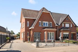 Deze charmante halfopen bebouwing in Zoutleeuw biedt een comfortabele en ruime woonomgeving voor het hele gezin. Met een bewoonbare oppervlakte van 163,60 m² geniet u van een praktische indeling en voldoende leefruimte. De woning beschikt over drie slaapkamers en twee badkamers, ideaal voor gezinnen die op zoek zijn naar comfort en privacy. De tuin rondom de woning biedt een rustige en groene plek om te ontspannen of samen met familie en vrienden van het mooie weer te genieten. Daarnaast is er een ruime garage aanwezig, perfect voor het veilig stallen van uw auto of het opbergen van fietsen en tuinmateriaal. Ook zijn er in totaal zes parkeerplaatsen beschikbaar, wat extra gemak biedt voor bewoners en bezoekers. Het perceel heeft een oppervlakte van 426 m² en combineert een ideale ligging met veel privacy. Deze woning is een uitstekende keuze voor wie op zoek is naar een praktische en comfortabele gezinswoning in een rustige en aangename buurt van Zoutleeuw. Dankzij de goede indeling en de aanwezigheid van diverse extra’s, zoals de tuin, garage en parkeerplaatsen, biedt dit pand volop woongenot.