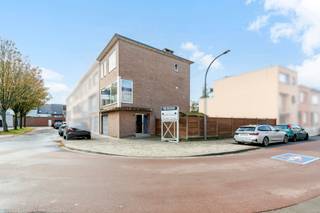 <p><span>Half open Bel-etage woning met 3 tot 4 slaapkamers vlakbij het centrum </span></p><p><span>Ontdek deze halfopen bel-etagewoning op een gunstige locatie in Hoboken! Met een EPC-label C, een dak dat reeds werd aangepakt, deels vernieuwde ramen en een vernieuwde keuken vormt deze woning een mooie basis om verder naar eigen smaak op te frissen.</span></p><h2><span>De woning ligt in een aangename woonomgeving, met winkels, scholen en openbaar vervoer in de buurt. Ook groene ontspanningsplekken zoals Park Sorghvliedt en de Hobokense Polder bevinden zich in het district. Een mooie kans voor wie op zoek is naar een woning met potentieel en de mogelijkheid om er een eigen thuis van te maken.</span></h2><h2><span>Indeling</span></h2><p><span>Gelijkvloers</span></p><ul><li><span>Ruime inkomhal met vestiaire en rechtstreekse toegang tot de garage.</span></li><li><span>Garage voorzien van een automatische poort.</span></li><li><span>Achterliggende ruime berging met potentieel om ingericht te worden als vierde slaapkamer, met aansluitende toegang tot de tuin.</span></li><li><span>Ruime westgerichte tuin waar je volop kan genieten van de namiddag- en avondzon.</span></li></ul><p><span>1ste verdieping</span></p><ul><li><span>Ruime en lichtrijke leefruimte met open keuken.</span></li><li><span>De keuken werd enkele jaren geleden volledig vernieuwd.</span></li><li><span>Apart gastentoilet.</span></li></ul><p><span>2de verdieping</span></p><ul><li><span>Volledig betegelde badkamer, uitgerust met een douche, dubbele lavabo, toilet en handdoekdroger.</span></li><li><span>Drie ruime slaapkamers.</span></li></ul><p><span>Extra troeven</span></p><ul><li><span>Gunstig EPC-label C.</span></li><li><span>De ramen aan de achterzijde werden reeds vernieuwd.</span></li><li><span>Het dak werd eveneens vernieuwd.</span></li><li><span>Voorzien van een droge kelder.</span></li></ul>