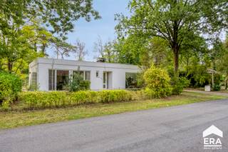 [[ DIT PAND NEEMT DEEL AAN DE ERA OPEN HUIZEN DAG OP 19/9 VAN 14:30 TOT 15:30 ]]
Bent u op zoek naar een gelijkvloerse woning met drie slaapkamers, een prachtige tuin en een goede energieprestatie? Dan is deze woning aan de Münchenlaan 5 in Mol zeker het ontdekken waard.<br />Dankzij de praktische gelijkvloerse indeling bevinden alle ruimtes zich op één niveau. De woning beschikt over drie slaapkamers, een zeer ruime garage en een EPC-label B. <br />Een absolute troef is de idyllische, groene tuin, waar u heerlijk kunt genieten van de rust en privacy. Met twee terrassen geniet u bovendien zowel van de ochtend- als avondzon. Een zonneluifel en vliegenramen zorgen tijdens de warmere maanden voor extra comfort. <br />De woning is gelegen in de groene en rustige wijk van Mol. Tegelijkertijd zijn het centrum, winkels, scholen, horeca en andere dagelijkse voorzieningen vlot bereikbaar. Ook voor fiets- en wandelmogelijkheden zit u hier goed.<br />Troeven:
<ul><li>Gelijkvloerse woning</li><li>3 slaapkamers</li><li>EPC-label B</li><li>Warmtepomp voor verwarming en koeling</li><li>Idyllische, groene tuin</li><li>2 terrassen met ochtend- én avondzon</li><li>Zonneluifel en vliegenramen</li><li>Regenwaterputten</li><li>Zeer ruime garage</li><li>Rustige, groene woonomgeving</li><li>Vlotte bereikbaarheid</li><li>Nabij het centrum van Mol</li></ul>
Een comfortabele gelijkvloerse woning met een prachtige tuin en alles binnen handbereik. Zeker een bezoek waard!
