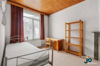 This charming and ready-to-move-in family home is located in the heart of Ostend, close to a pleasant square, schools, shops and the beach. Thanks...