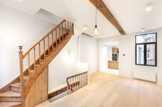 Deze prachtige woning, gelegen in zeer gezellig straatje in het historische stadscentrum van Leuven, onderging recentelijk een hoogwaardige karaktervolle totaalrenovatie. De centrale ligging op een steenworp van de grote markt en tal van winkels alsook ontspanningsmogelijkheden maakt dit een zeer gegeerde en unieke woonlocatie.<br />Op de gelijkvloerse verdieping bevinden zich 2 praktisch ingerichte slaapkamers met mooie plafondhoogte en elkéén aansluitend hun eigen badkamer. Één slaapkamer heeft rechtstreekse toegang tot een kleine gezellige patio.<br />Een “atypische” weldoordachte indeling met de leefruimte en open geïnstalleerde keuken met eiland op de eerste verdieping zorgt voor een ideale lichtinval.<br />Verdieping 2 herbergt een prachtige derde slaapkamer met heerlijke badkamer met ruime inloopdouche.<br />Op de bovenste en derde verdieping bevindt zich een heerlijke aparte ruimte met groot ligbad. De prachtige plafondhoogte tot de nok van het dak en behoud van authentieke balkenstructuur zorgt voor een rustiek karakter en historische uitstraling.<br />Momenteel is de woning verhuurd maar kan uiteraard steeds voor eigen bewoning worden opgezegd.<br />Doorheen de gehele woning vormt de combinatie van de oude elementen en de nieuwe hedendaagse renovatie een prachtige combinatie. Laat de beelden voor zich spreken en contacteer ons voor extra informatie en een bezoek ter plaatse. info@covas.be // 016 40 60 20 // www.covas.be