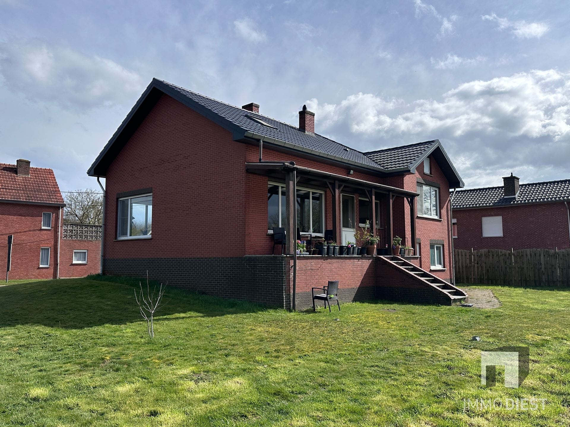 Woning met 3 slaapkamers, garage en zonnepanelen - foto 3