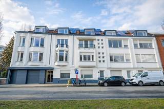 Vous recherchez une opportunité d'investissement ou un logement étudiant pour vos enfants qui font leurs études ? <br /><br />Emplacement idéal :<br />Situé au 70 Jan Delvinlaan, cet immeuble bénéficie d'un emplacement proche du centre de Gand. Les excellentes liaisons avec les transports en commun et la proximité des principaux campus en font un endroit idéal pour les étudiants. De plus, l'immeuble est situé dans un quartier avec un mobiscore de 9,3/10, les commerces sont à portée de main.<br /><br />Aménagement et équipements :<br />Le bâtiment a été entièrement rénové et comprend 36 logements étudiants<br />- Chambres avec ou sans sanitaires privés<br />- Studios<br />- Trois cuisines communes<br />- Espace de vie tendance pour se retrouver entre amis<br />- Jardin commun<br />- Grand local à vélos, idéal pour les étudiants<br />- Ascenseur<br /><br />Pourquoi investir dans ce bien ?<br />- Emplacement idéal : à quelques minutes à pied ou à vélo de plusieurs campus et du centre-ville<br />- Entièrement rénové<br />- Rendement locatif élevé : idéal comme investissement<br />- Espaces communs et privés : flexibilité pour différents groupes cibles<br />- Prêt à emménager : disponible pour la prochaine année universitaire<br />- Vente sous enregistrement<br /><br />Ce bien est parfait pour ceux qui recherchent un logement étudiant ou un investissement au cœur de Gand.<br /><br />Les surfaces utilisées sont des surfaces brutes.<br /><br />Les prix commencent à partir de 160 000 euros pour une chambre et 220 000 euros pour un studio.<br />Contactez Anthony pour plus d'informations au 0488 14 62 77