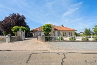 <p><span>Bent u op zoek naar een stijlvolle, gelijkvloerse woning waar rust, privacy en wooncomfort centraal staan? Dan zal deze charmante Spaanse villa u ongetwijfeld weten te bekoren. Gelegen in een bijzonder rustige, landelijke omgeving, tussen uitgestrekte velden, geniet u hier elke dag van een prachtig uitzicht en een oase van rust.</span></p><p><span>Bij het betreden van de woning wordt u verwelkomd in een ruime, lichtrijke woonkamer. Dankzij de grote raampartijen geniet u van een prachtig zicht op de tuin, waardoor binnen en buiten naadloos in elkaar overlopen. De recent vernieuwde keuken is modern ingericht en biedt alle comfort voor wie graag kookt. Aansluitend vinden we een praktische wasruimte en mogelijkheid tot extra opbergruimte. </span></p><p><span>De woning beschikt over drie ruime slaapkamers, ideaal voor een gezin of voor wie graag extra ruimte heeft voor een bureau of hobbykamer. De badkamer is volledig uitgerust met zowel een ligbad als een douche en een toilet. Daarnaast is er een afzonderlijk gastentoilet aanwezig.</span></p><p><span>Extra bergruimte vindt u op de ruime opbergzolder, die bereikbaar is via een zolderluik.</span></p><p><span>Ook buiten ontbreekt het aan niets. Het volledig omheinde perceel met toegangspoort garandeert maximale privacy. Hier geniet u van een prachtig zwembad, een gezellig terras met overkapping en een praktisch gemetst tuinhuis waarin alle technische voorzieningen voor het zwembad zijn ondergebracht.</span></p><p><span>Verder beschikt de woning over een dubbele garage en een ruime carport, waardoor parkeergelegenheid ruim voldoende aanwezig is.</span></p><p><span>Troeven van deze woning:</span></p><ul><li><span>Zeer rustige ligging tussen de velden </span></li><li><span>Recent vernieuwde keuken</span></li><li><span>Zwembad met technisch tuinhuis</span></li><li><span>Dubbele garage en carport</span></li><li><span>Volledig omheind perceel met toegangspoort</span></li><li><span>Ruime opbergzolder</span></li><li><span>Gunstig EPC</span></li><li><span>Rolluiken</span></li></ul>