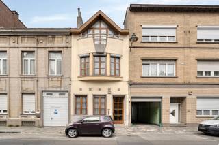 This spacious townhouse, located on Ninoofsesteenweg in Anderlecht, combines charm and functionality with a central location. Upon entering the...