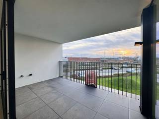 <p><span>Dit prachtige nieuwbouwappartement bevindt zich in een groene en rustige omgeving in Vichte, op wandelafstand van zowel het station als het centrum. De leefruimte is ruim en licht en sluit naadloos aan op de open keuken, die volledig werd afgewerkt met kwalitatieve toestellen. Verder beschikt het appartement over één slaapkamer, een moderne badkamer met een comfortabele inloopdouche en lavabo, een apart toilet en een praktische berging.</span></p><p><span>Daarnaast hoort er een ondergrondse garagebox bij het appartement en zijn er maar liefst twee extra kelderbergingen voorzien, wat zorgt voor heel wat extra opslagruimte.</span></p><p><span>Dit appartement is ideaal voor wie houdt van modern wooncomfort en graag omgeven is door rust en groen, maar toch vlakbij alle voorzieningen wil wonen. Dankzij de uitstekende ligging geniet je bovendien van een vlotte verbinding naar zowel het centrum als het station.</span></p><p><span>Het appartement is volledig geschilderd.</span></p><p><span>De basis huurprijs bedraagt 710 euro per maand, aangevuld met 60 euro gemeenschappelijke kosten.</span></p>