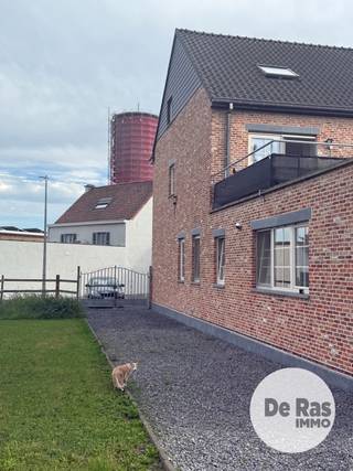 ERPE-MERE - Recente 2-gezinswoning in perfecte staat met EPC-label B – rustig gelegen met mooi rendement<br /><br />Op zoek naar een verzorgde en rendabele investering, of naar een eigendom met meerdere gebruiksmogelijkheden? Deze recente 2-gezinswoning combineert comfort, ruimte en een uitstekende ligging.<br />Deze eigendom is uiterst rustig gelegen, midden in een groene omgeving, met een prachtig en weids uitzicht. Tegelijk bevinden de belangrijkste invalswegen zich op korte afstand, waardoor de bereikbaarheid uitstekend blijft.<br /><br />Het pand omvat twee volwaardige wooneenheden:<br /><br />Gelijkvloers appartement:<br />2 slaapkamers<br />Ruime kelder<br />Zeer ruime tuin<br /><br />Duplexappartement op de verdieping:<br />2 slaapkamers<br />Zolderruimte<br />Groot, zongericht terras<br />Mooi uitzicht over de omgeving<br /><br />Extra troeven:<br /><br />EPC-label B<br />Recente bouw en perfect onderhouden<br />Jaarlijkse huuropbrengst van ca. €23.000<br />Kwalitatieve huurders<br />Verwarming via condensatieketels op gas<br />Ventilatiesysteem aanwezig<br />Voldoende parkeergelegenheid<br />Geen syndicus nodig<br />Geen gemeenschappelijke kosten<br />Twee zelfstandige wooneenheden met elk hun eigen troeven<br />Rustige, groene omgeving met uitstekende bereikbaarheid<br /><br />Een bijzonder interessante eigendom voor wie op zoek is naar een zorgeloze investering met een mooie huuropbrengst, maar ook voor wie wonen en verhuren wil combineren.<br />Een bezoek is zeker aangewezen om de ruimte, ligging en kwaliteit van deze eigendom zelf te ervaren: 053/60.65.60