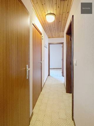 Rustig gelegen en instapklaar APPARTEMENT 1ste verdiep, bestaande uit : inkomhal met apart toilet, lichtrijke living met aanpalend terras, volledig uitgeruste keuken, berging/wasplaats, badkamer met ligbad en dubbele lavabo, 2 slaapkamers, gemeenschappelijke fietsenberging en autostaanplaats ;<br /><br />- Centraal gelegen appartement met lift ;<br />- Nabij E-17, winkels, scholen, ...... ;<br />- Mogelijkheid tot het bijhuren van een garage ;<br />- Onmiddellijk beschikbaar ;<br />- Cv op aardgas met hoogrendementsketel ;<br />- EPC Label: B<br /><br />==> Voor een bezoekje, gelieve ons kantoor in Waregem te contacteren aub - 056/60.33.66.