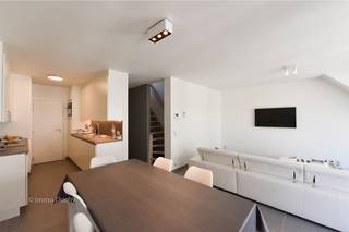 Heel mooi en lichtrijk appartement bestaande uit een inkomhall, living met zicht op Markt, ingerichte keuken met berging, terras vooraan, 2 slaapkamers en 2 badkamers, ruim terras achteraan met zicht op zuidboulevard en stadhuis (ZW). Extra berging op gelijkvloers en autostandplaats in het gebouw. Syndiek 75 euro per maand