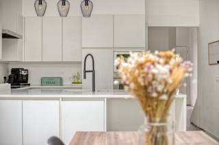 Op zoek naar een instapklare woning die een modern interieur combineert met de technologie van morgen? Deze in 2023 prachtig gerenoveerde woning in de Rootputstraat biedt het allemaal. Dankzij de warmtepomp, zonnepanelen en een thuisbatterij ben je hier volledig klaar voor een energiezuinige toekomst.<br /><br />Binnenkomen doe je via de inkom met gastentoilet en een praktische wasberging. Aansluitend vind je de eerste badkamer met inloopdouche, stortbad en dubbele lavabo. Het absolute hoogtepunt is er de indrukwekkende, lichtrijke leefruimte met een moderne open keuken. Dankzij de grote raampartijen en de lichtkoepel stroomt het daglicht binnen. De schuifdeur biedt toegang tot de gezellige tuin met zonneterras, waar de achtergevel stijlvol is afgewerkt met hoogwaardige isolatie en hout.<br /><br />Op de eerste verdieping bevinden zich twee ruime slaapkamers en een handige tweede badkamer (wastafelmeubel reeds aanwezig). De zolderverdieping is de absolute kers op de taart: een sfeervolle, riante masterbedroom.<br /><br />Je woont hier in een rustige, doodlopende straat met quasi altijd parkeerplek voor de deur. Toch geniet je van een vlotte bereikbaarheid naar het centrum van Kortrijk en belangrijke invalswegen. Natuurliefhebber? Via het Jagerspad sta je meteen in het groen voor een wandeling of fietstocht langs de Leie.<br /><br />Enkel nog een likje verf en de laatste details naar eigen smaak afwerken. Plan snel je bezoek en laat je verrassen door de ruimte!<br /><br />Bestuursmaatregelen in het maatregelenregister: nee