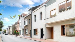 Instapklare stadswoning gelegen in de Smedenstraat te Knokke, in de directe nabijheid van het station, de tramhalte, de markt en de winkels in...