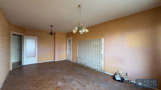 <p><span>!! GERECHTELIJKE VERKOOP = GEEN KREDIETCLAUZE MOGELIJK</span></p><p><span> </span></p><p><span>Square Estate biedt u dit te renoveren appartement aan, gelegen in Sint-Jans-Molenbeek.</span></p><p><span> </span></p><p><span>Dit appartement biedt een mooi transformatiepotentieel en is ideaal voor een investeerder of iemand die een interieur naar eigen smaak wil creëren.</span></p><p><span>Het bestaat uit: een lichte woonkamer, een keuken die u naar eigen wens kunt renoveren, een badkamer, een apart toilet en een terras dat een aangename buitenruimte biedt. </span></p><p><span> </span></p><p><span>Dit appartement ligt dicht bij winkels, scholen en openbaar vervoer en is een mooie kans.</span></p><p><span> </span></p><p><span>!! Informatie over de syndicus in afwachting </span></p><p><span> </span></p><p><span>Voor meer informatie of om een bezichtiging te plannen, kunt u contact met ons opnemen op 02/460.42.01 of lk@square-estate.be. </span></p>