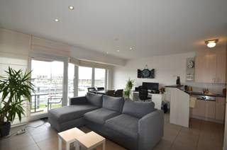 Zonnig appartement gelegen in één van de mooiste residenties op de Rederskaai met een terras vooraan en achteraan. Het appartement bestaat uit de inkom met toilet, bergruimte met aansluiting voor wasmachine, ruime woonkamer met terras aan de zuidkant, volledig ingerichte open keuken, 2 slaapkamersmet ingemaakte kasten, ruim terras aan de achterzijde, badkamer. Grote berging op het gelijkvloers, alsook gemeenschappelijke fietsenstalling.<br />Provisie gemeenschappelijke kosten + waterverbruik 100 euro/maand.