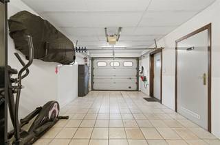 Deze rustig gelegen, deels vernieuwde woning, omvat een 3,5 m brede en 7 m diepe garage. Het gelijkvloers is ideaal voor werken...