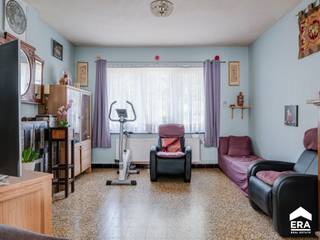 Rustig wonen in het groene Hoeselt, met alle voorzieningen binnen handbereik? Deze gezinswoning met drie slaapkamers combineert een aangename ligging met een vlotte bereikbaarheid. Een bakker, dokter, apotheek, supermarkten en scholen bevinden zich op korte afstand. Bovendien bereik je het centrum van Bilzen in slechts 10 minuten en de E313 op minder dan 3 km. Natuurliefhebbers kunnen zich uitleven in het natuurgebied <em>De Demervallei </em>en <em>Domein Alden Biesen.</em><br /><br /><strong><u>INDELING</u><br />Kelder</strong><br />De woning is deels onderkelderd. Hier bevindt zich de aansluiting voor wasmachine en droogkast.<br /><br /><strong>Gelijkvloers</strong>, bestaande uit:
<ul><li>Ruime inkomhal met apart toilet</li><li>Woonkamer</li><li>Eetruimte</li><li>Keuken</li></ul>
<strong>Verdieping</strong>, bestaande uit:
<ul><li>Nachthal</li><li>Drie slaapkamers, waarvan één voorzien van inbouwkasten</li><li>Badkamer, voorzien van douche, toilet en enkele wastafel</li></ul>
<br /><strong>Zolder</strong><br />De zolder is bereikbaar via een vaste trap en kan, indien gewenst, afgewerkt worden tot extra slaapkamer(s), hobbyruimte etc.<br /><br /><strong>Exterieur</strong><br />Buiten geniet je van een aangename tuin met stenen tuinhuis.<br /><br /><strong>TROEVEN</strong>
<ul><li>EPC D, dus géén renovatieverplichting</li><li>Drie slaapkamers en uitbreidingsmogelijkheden op zolder</li><li>Ideale ligging</li></ul>
<br /><strong>Klaar om van deze woning jouw warme thuis te maken? Neem dan contact op met dries via 089 69 59 59 of via dries@eraconnect.be</strong>