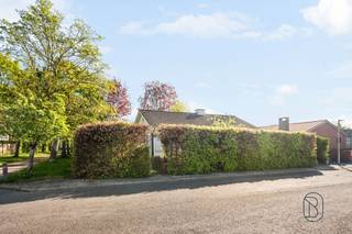 Deze charmante gelijkvloerse woning is gelegen op een toplocatie te Kortrijk, genietend van een vlotte bereikbaarheid.Indeling: inkomhal met apart...