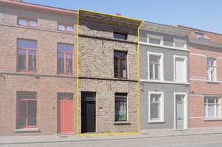 Kijkdag op zaterdag 25 juli - op afspraak!<br />Op een uiterst centrale ligging in Brugge, bevindt zich deze te renoveren stadswoning met veel potentieel. De woning ligt op wandelafstand van het historische stadscentrum, winkels, scholen, openbaar vervoer en gezellige horeca, terwijl ook de Brugse vesten en belangrijke invalswegen vlot bereikbaar zijn. Dankzij deze aantrekkelijke locatie vormt dit pand een interessante opportuniteit voor wie op zoek is naar een renovatieproject, een starterswoning of een investering in het hart van Brugge.<br />De woning beschikt over een bewoonbare oppervlakte van 93 m² en is op het gelijkvloers ingedeeld met een inkomhal, eetkamer, leefruimte, keuken, kelder en een stadskoer. Op de eerste verdieping bevinden zich een ruime slaapkamer, badkamer en apart toilet. De tweede verdieping biedt nog twee bijkomende slaapkamers. Het geïsoleerde zadeldak, de centrale verwarming op aardgas en het EPC-label D zonder renovatieplicht vormen alvast een solide basis voor verdere vernieuwing. Ref. BR00320 (Vg, Wche, Gmo, Gvkr, Gvv) BR00320