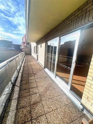 <p><span> </span></p><p><span>Centraal gelegen appartement in Oudenaarde</span></p><p><span> </span></p><p><span>Ontdek dit charmante appartement, ideaal gelegen in het bruisende centrum van Oudenaarde. </span></p><p><span>Dankzij de centrale ligging bevinden winkels, horeca, openbaar vervoer en het station zich op wandelafstand. </span></p><p><span>Het appartement bevindt zich in een verzorgde residentie en biedt een aangename combinatie van comfort en praktisch wonen. </span></p><p><span>De lichtrijke living geeft rechtstreeks toegang tot een ruim zuidgericht terras, ideaal om te genieten van rustige momenten buiten. <br />Aansluitend bevindt zich de keuken.</span></p><p><span>Verder beschikt het appartement over een douchekamer, een afzonderlijk toilet en twee volwaardige slaapkamers.</span></p><p><span>Extra troef is de ondergrondse staanplaats en de ruime bergruimte, die perfect kan dienen als hobbyruimte of wasplaats.</span></p><p><span> </span></p><p><span>Dit appartement is perfect voor starters, singles, koppels of als slimme investering.</span></p><p><span> </span></p><p><span>Neem contact op via jurgen@immodhondt.be </span></p>