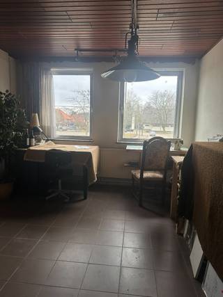 Commercieel uitstekend gelegen handelshuis aan het Lindeplein van Houthalen-Helchteren bestaande uit een handelsgelijkvloers + te renoveren...