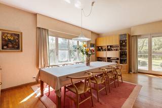 Ontdek deze eigendom vlakbij het centrum van Deurle, gelegen op een aangenaam perceel van 1.718 m². De woning werd gebouwd in 1964 en doorheen de jaren steeds met zorg onderhouden. De woning vormt dan ook een solide basis voor wie op zoek is naar een renovatieproject met veel potentieel. Dankzij de vlotte verbinding naar Gent en Deinze en diverse winkels, scholen en restaurants, geniet deze locatie van een bijzonder praktische en goed bereikbare ligging. Indeling van de woonst: - Gelijkvloerse verdieping: inkomhal met gastentoilet, keuken met directe toegang naar de leefruimte, leef- en eetkamer met open haard en connectie met de tuin, nachthal met 3 slaapkamers en badkamer, dubbele garage- Eerste verdieping: nachthal, polyvalente ruimte (op vandaag ingericht als bureau), 2 slaapkamers, 2 zolderruimtes - Tweede verdieping : volledige bergzolderTroeven: - Oriëntatie- Rustige ligging- PotentieelDeze AI-visualisaties zijn bedoeld als inspiratie. Er werd geen rekening gehouden met technische specificaties, stedenbouwkundige voorschriften of de concrete mogelijkheden tot realisatie.Dit pand is onderworpen aan de renovatieverplichting van de Vlaamse overheid voor residentiële gebouwen (behoudens bij sloop binnen 5 jaar na de aankoop). Consulteer voor meer informatie de website van het Vlaams Energie- en Klimaatagentschap via https://www.vlaanderen.be/een-woning-kopen/renovatieverplichting-voor-residentiele-gebouwenBestuursmaatregelen in het maatregelenregister: nee