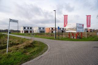Aan Vogelsanck, een rustige en landelijk gelegen woonlocatie net buiten de dorpskern van Oostmalle biedt Danneels nieuwe bouwgronden te koop aan. <br /><br />Deze ruime villapercelen combineren een mooie straatbreedte met een aanzienlijke diepte, waardoor je hier volop kan genieten van een ruime, perfect zuidwest georiënteerde woning met ruime tuin. <br /><br />De percelen worden te koop aangeboden zonder bouwverplichting. Je kiest dus helemaal vrij met welke bouwpartner(s) je samenwerkt en wanneer je hier gaat bouwen.<br /><br />Hier woon je rustig in een landelijke omgeving maar zonder in te boeten aan bereikbaarheid. Je vindt alle nodige voorzieningen in de nabijheid en hebt een vlotte aansluiting naar de E19 en E34.