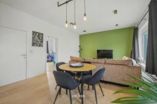 Découvrez ce charmant appartement idéalement situé à Hemiksem, offrant un cadre de vie confortable et fonctionnel. Ce logement se compose de...