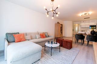 Residentie Miramar biedt moderne nieuwbouwappartementen aan gelegen net naast de Zeedijk van Blankenberge. Het is met andere woorden het ideale appartement om aan seizoensverhuur te doen en af en toe zelf gebruik van te maken! Dankzij de samenwerking met de professionele huurpartner Xepa hoef je zelf helemaal niets te doen! Het is een 100% zorgeloze investering. Deze professionele partner zorgt er voor dat je steeds maximale opbrengsten hebt.<br /><br />Bovendien geniet je vanuit jouw appartement van een prachtig lateraal zeezicht. Ook het stadscentrum, de jachthaven en het station bevinden zich op wandelafstand. Wil je eens de naburige badsteden ontdekken? Dan bevindt de tramhalte zich op 200m.<br /><br />Het appartement zelf beschikt over een ruime en lichtrijke woonruimte, een afgewerkte en volledig uitgerust keuken, een ruime slaapkamer en een moderne badkamer. Bovendien is dit appartement instapklaar en kunnen de meubels erbij gekocht worden. Met andere woorden is dit het perfecte appartement aan de Kust en in Blankenberge