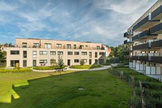 Project Ananda a créé pour vous un cadre de vie idéal composé de 3 résidences contemporaines, adaptées à vos besoins, dans un parc privé paysagé proche de toutes les commodités et à seulement 5 km du cœur de Bruxelles. Votre nouvelle maison a été construite avec les dernières techniques de construction et présente les meilleures performances énergétiques et une acoustique supérieure. Les résidents bénéficient donc d'une vue magnifique sur l'étang et la verdure.

La limite sud de la commune de Neder-over-Heembeek, où se trouve Ananda, longe le canal et forme la frontière avec les communes de Schaerbeek, Evere et Laeken. La Grand Place de Bruxelles est à 5 km, le Ring et l'autoroute A12 sont à 5 minutes. 

La résidence MAGNOLIA comprend 47 appartements avec une, deux ou trois chambres et 2 espaces commercial. Grâce à leur emplacement, les différents types d'appartements de la résidence Aralia bénéficient d'une lumière naturelle abondante. Les grandes fenêtres vous invitent à profiter des terrasses.

Intéressé ? Contactez-nous pour plus d'informations et/ou un rendez-vous à notre bureau sur place à info@altro-vastgoed.be ou appelez Silvia Di Taranto 0486/ 53 86 64
