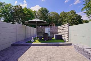 Deze betaalbare woning is voorzien van een hoge afwerkingsgraad, centrum gelegen, heeft 3 slaapkamers, berging, badkamer, een lichtrijke leefruimte, een grote garage + privatieve staanplaatsen en een grote extra tuinberging goed voor fietsen enz.... Verder zijn er twee terrassen waarvan 1 overdekt en dit alles met een prachtig zicht op de ruime onderhoudsvriendelijke tuin die uitkijkt op een groene omgeving. Reserveer vandaag nog uw bezoekje want deze gezellige woning is echt een toppertje in zijn prijsklasse! Contacteer ons voor een afspraak op 052/41.41.94. Een extra troef is ook het lage kadastraal inkomen en dat u deze instapklare woning kan aankopen aan 2% registratiekosten als eerste of enige woning. <br />Referentie: 5701