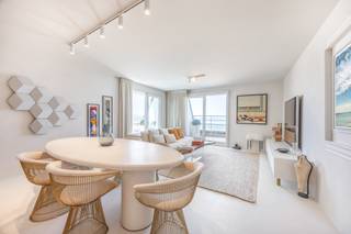 <p><strong>Luxueus hoekappartement met frontaal zeezicht in het hart van het Zoute ✨</strong></p>
<p>Dit <strong>high-end gerenoveerde</strong> en in <strong>2021 volledig vernieuwde</strong> hoekappartement met <strong>frontaal zeezicht</strong> bevindt zich op een absolute toplocatie in het Zoute, vlak bij de <strong>Wandeldijk</strong>, het <strong>Zoutestrand</strong> en de stijlvolle winkels.<br />Het appartement werd afgewerkt met <strong>luxueuze materialen</strong> en geniet van uitzonderlijk veel <strong>natuurlijk licht</strong> dankzij de grote hoekraampartijen. Een perfecte combinatie van elegantie, comfort en instapklaar wonen aan zee.<br /><br /></p>
<p>Indeling:<br />Bij binnenkomst van het appartement wordt u verwelkomd in een ruime inkomhal met vestiaire en gastentoilet. De lichtrijke woon- en eetkamer straalt elegantie uit en biedt via twee terrassen een adembenemend frontaal zeezicht. De open, volledig uitgeruste keuken is voorzien van hoogwaardige Gaggenau-apparatuur en sluit naadloos aan bij de leefruimte. De master bedroom beschikt over een ensuite luxe badkamer met inloopdouche, dubbele lavabo, toilet en een handig weggewerkte wasmachine/droogkast. Twee extra slaapkamers met ingemaakte kasten delen een stijlvolle douchekamer.</p>
<p><strong>Extra troeven:</strong></p>
<ul>
<li>
<p>Afgewerkt met hoogwaardige, luxueuze materialen</p>
</li>
<li>
<p>Praktische kelder inbegrepen</p>
</li>
<li>
<p>Gemeenschappelijke fietsenberging</p>
</li>
<li>
<p>Mogelijkheid tot aankoop van meubilair</p>
</li>
<li>
<p>Ondergrondse autostaanplaats beschikbaar (€ 95.000)</p>
</li>
</ul>
<p><strong><br />Een uitzonderlijke kans om te wonen in een van de meest prestigieuze wijken van Knokke, waar zeezicht, luxe en centraal wonen perfect samenkomen.<br /></strong><br />Voor meer informatie of het plannen van een bezichtiging van dit prachtige appartement kunt u contact opnemen met Sigalit via 0475668474 of sigalit@reds.be</p>