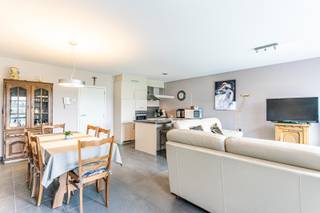 Dit appartement is gebouwd in 2010 en heeft een bewoonbare oppervlakte van 104 m². Indeling: ruime inkomhal met inbouwkasten, gastentoilet, 2...