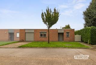 Deze aangename gelijkvloerse woning combineert een rustige ligging met een praktische indeling, drie slaapkamers, een extra diepe garage en een zonnige, zongerichte tuin. De woning werd de voorbije jaren op verschillende vlakken gerenoveerd en biedt daardoor een mooie basis om er meteen uw nieuwe thuis van te maken.<br /><br />Bij het binnenkomen verwelkomt de inkomhal u en leidt deze naar de gezellige leefruimte, die bestaat uit een eetplaats en zithoek. Dankzij de grote ramen geniet deze ruimte van een aangename natuurlijke lichtinval. De aanwezige houtkachel zorgt bovendien voor extra sfeer en gezelligheid. Aansluitend bevindt zich de uitgeruste keuken met hardstenen werkblad, dampkap, oven, kookplaat en koelkast. <br /><br />Verder beschikt de woning over een hal, drie slaapkamers en een volledig gerenoveerde badkamer. Een extra diepe garage biedt niet alleen plaats voor de wagen, maar ook heel wat bijkomende bergruimte. Daarnaast is er steeds parkeergelegenheid voor de deur.<br /><br />Ook op het vlak van renovatie en energiezuinigheid werd de voorbije jaren geïnvesteerd. Zo werden onder meer de spouwmuren geïsoleerd, het dak vernieuwd en een nieuwe cv-ketel op aardgas geplaatst. De badkamer werd volledig vernieuwd en afgewerkt met een moderne Mortex-douche. Ook de zekeringskast werd vernieuwd en de woning werd volledig geschilderd. <br /><br />Bent u op zoek naar een praktische gelijkvloerse woning met drie slaapkamers, een garage en een zonnige tuin, gelegen in een rustige straat? Contacteer dan Kenjiro op het nummer 0495 64 69 95 of via waeles@immofrancois.be<br /><br />
