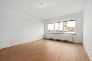 [[ DIT PAND NEEMT DEEL AAN DE ERA OPEN HUIZEN DAG OP 13/6 VAN 11:00 TOT 12:00 ]]
<p>Te koop: instapklaar appartement in de Pothoekstraat, op de stadsrand van Antwerpen en nabij het centrum.<br />Dit Dak appartement biedt onmiddellijk wooncomfort dankzij de verzorgde afwerking en praktische indeling. Gelegen op een centrale locatie, vlak bij scholen, openbaar vervoer, parken en invalswegen, geniet u van een uitstekende bereikbaarheid. Bovendien is dit een interessante investering met sterk verhuurpotentieel, ideaal voor wie zoekt naar een rendabel vastgoedobject.</p>

<p> </p>

<p>Belangrijkste ruimtes:<br />• Ruime leefruimte met open keuken (26 m²)<br />• Keuken met spoelbak, dampkap, oven en inductiekookplaat<br />• Slaapkamer (15 m²) met voldoende ruimte voor een dubbel bed</p>

<p> </p>

<p>Troeven:<br />• Instapklaar appartement met onmiddellijk wooncomfort<br />• Centrale ligging nabij Antwerpen-centrum<br />• Interessante investering met sterk verhuurpotentieel</p>

<p> </p>

<p>Neem vandaag nog contact op met uw ERA-makelaar voor een bezoek.<br />JOUW DROOMAPPARTEMENT. ZO GEVONDEN!</p>