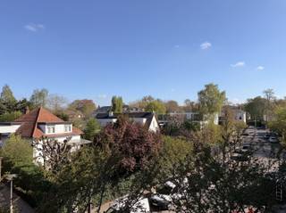 <p><span>WILRIJK - Park Den Brandt</span><span> : Appartement entièrement rénové comprenant 2 chambres. Première occupation après rénovation. Score PEB-B.</span></p><p><span> </span></p><p><span>Cet immeuble de petite taille sans ascenseur est situé dans une rue calme d'un quartier prisé, à quelques pas du parc Den Brandt, à proximité des axes routiers et du centre commercial De Bist, </span></p><p><span> </span></p><p><span>DESCRIPTION :</span></p><p><span> </span></p><p><span>Cet appartement entièrement rénové se trouve au 2ième (et dernier) étage.</span></p><p><span>Hall d'entrée avec toilette. Local séparé pour la machine à laver et le sèche-linge.</span></p><p><span>Agréable salon lumineux avec parquet, offrant une vue verdoyante sur les villas.</span></p><p><span>Cuisine ouverte, entièrement équipée avec tous les appareils électroménagers, des placards et un îlot (sera installée fin avril).</span></p><p><span>À l'arrière se trouvent deux chambres spacieuses, dont l'une donne sur une agréable petite terrasse orientée sud avec un placard de rangement.</span></p><p><span>Salle de bains équipée d'une douche à l'italienne, d'un meuble lavabo, d'une armoire de toilette et d'un sèche-serviettes.</span></p><p><span> </span></p><p><span>L'appartement dispose d'une cave.</span></p><p><span> </span></p><p><span>Bel appartement dans un quartier très résidentiel et verdoyant.</span></p><p><span> </span></p><p><span>CARACTÉRISTIQUES :</span></p><p><span> </span></p><p><span>* Disponible immédiatement</span></p><p><span>* Charges : 75 € / mois (eau et électricité des parties communes)</span></p><p><span>* Chaudières individuelles au gaz - haut rendement</span></p><p><span>* Installation électrique conforme</span></p><p><span>* Toiture isolée</span></p><p><span>* Double vitrage</span></p><p><span>* Première occupation après rénovation</span></p><p><span>* Entièrement repeint</span></p><p><span>* Économe en énergie : score PEB B</span></p><p><span> </span></p>