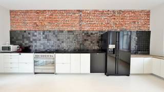 In het hart van het stadscentrum bevindt zich dit volledig gerenoveerd herenhuis in bel-etagestijl, een unieke combinatie van authentieke charme...