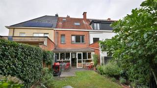 <p><span>Graag bieden wij u deze gezinswoning (165m²) aan met veel potentieel. Deze woning is gelegen in een gegeerde woonwijk, nabij het centrum van Edegem en in directe nabijheid van scholen, winkels, openbaar vervoer en verbindingswegen.</span></p><p><span>Doorheen de jaren is het pand steeds goed onderhouden geweest. Enige opfrissing/renovatie is op heden wel aan de orde. De woning dateert van 1961 en is gelegen op een Oostgericht perceel van 174m². Voor de woning is er een oprit waar u uw wagen kan parkeren.</span></p><p><span> </span></p><p><span>De woning beschikt overal over driedubbele beglazing met pvc schrijnwerk. De verwarming met gaskachels verloopt op gas. De elektriciteit is nog niet conform aan de voorschriften van het AREI en dient dus aangepast te worden.</span></p><p><span> </span></p><p><span>Indeling:</span></p><p><span>We betreden de woning in de centrale inkomhal. Hier is een gastentoilet met handenwasser en voldoende ruimte voor vestiaire. Hier vinden we ook toegang naar droge bergkelder.</span></p><p><span>Lopen we verder door komen we in de ruime en lichte leefruimte in op een klassieke tegelvloer. Achteraan de woning werd er een veranda bijgebouwd die extra zitruimte biedt. Er is een mogelijkheid om deze veranda om te vormen naar een volwaardige constructie. </span></p><p><span>De keuken is op heden voorzien van basis comfort. Enige opfrissing is wel aan de orde.</span></p><p><span> </span></p><p><span>Op de eerste verdieping zijn er twee volwaardige slaapkamers en een derde kinderkamer/bureau. Tevens vinden we hier een badkamer met douche die aan vernieuwing toe is.</span></p><p><span>De twee verdieping, die we bereiken via een vaste trap biedt mogelijkheid om twee extra slaapkamers te creëren en eventueel een tweede badkamer.</span></p><p><span> </span></p><p><span>Achter de woning is er een gezellige en aangelegde tuin met terras.</span></p><p><span> </span></p><p><span>Graag som ik voor u nog even de pluspunten op van deze woning met veel potentieel:</span></p><p><span> </span></p><ul><li><span>Gelegen in een gegeerde woonwijk, nabij het centrum van Edegem</span></li><li><span>Stevige betonconstructie</span></li><li><span>Overal driedubbele beglazing met pvc schrijnwerk</span></li><li><span>Uitbreidingsmogelijkheden op het gelijkvloers en op de 2e verdieping</span></li><li><span>Gezellige tuin met terras</span></li></ul><p><span> </span></p><p><span>EPC 370 kWh/m² jaar (D-label)</span></p><p><span>Stedenbouw op aanvraag</span></p><p><span>P-score (perceelscore): klasse A</span></p><p><span>G-score (gebouwscore): </span><span>klasse A</span></p><p><span> </span></p><p><span>Voor een bezoek ter plaatse kan u ons contacteren op het nummer 03 449 42 41 of mail ons via hallo@habicom.be.</span></p><p><span>Wenst u de waarde van uw woning te kennen ? Contacteer vrijblijvend onze habicom expert in uw buurt</span></p><p><span> </span></p>
